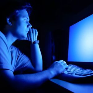 نور آبی صفحه نمایش موبایل در اتاق تاریک